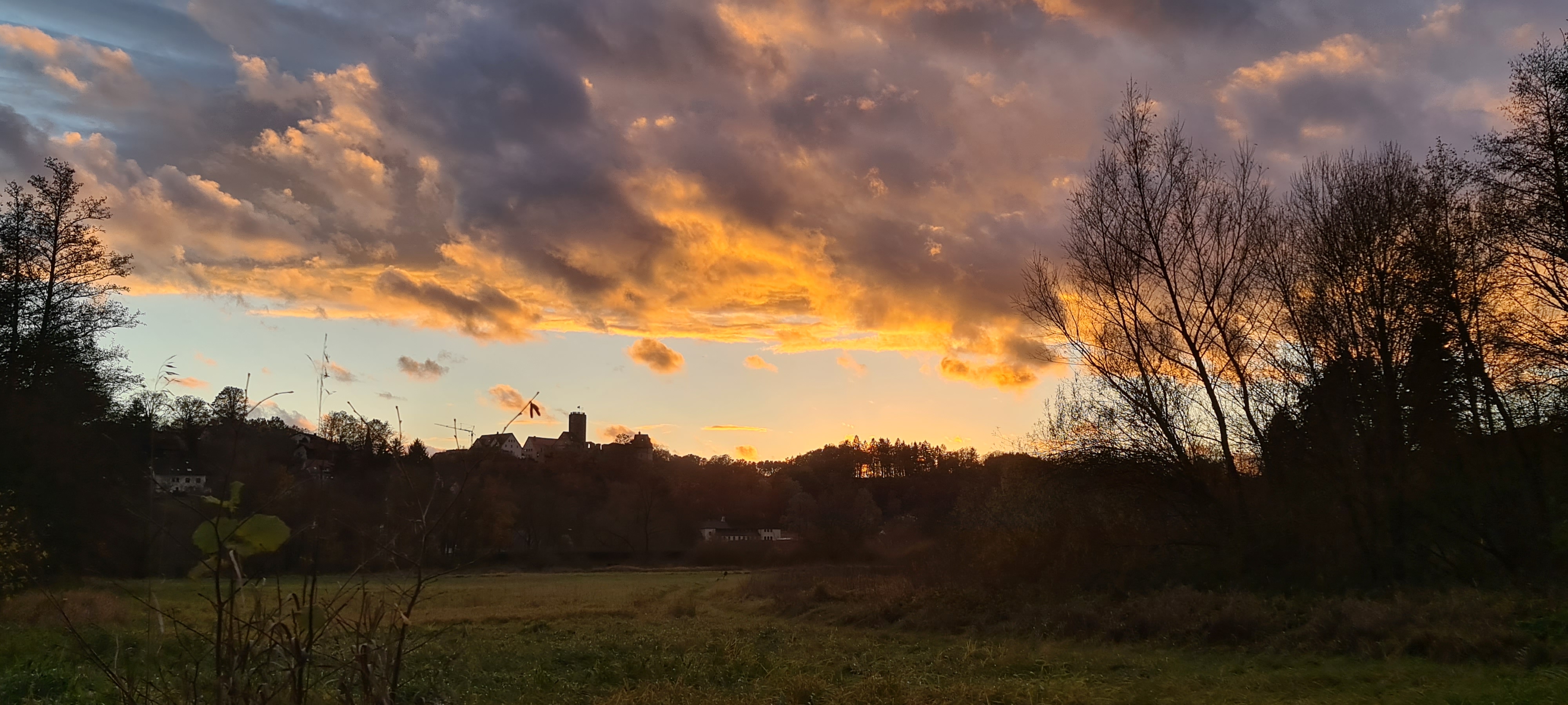 Sonnenuntergang &uuml;ber Burgthann mit Burg und Wolkenhimmel